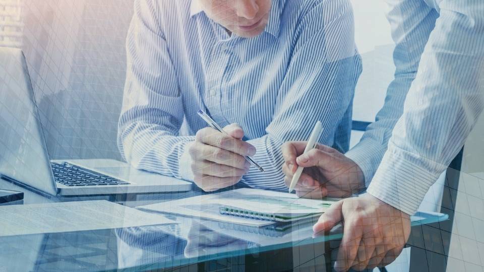 Building a Reputation as a Market Expert on Social Media